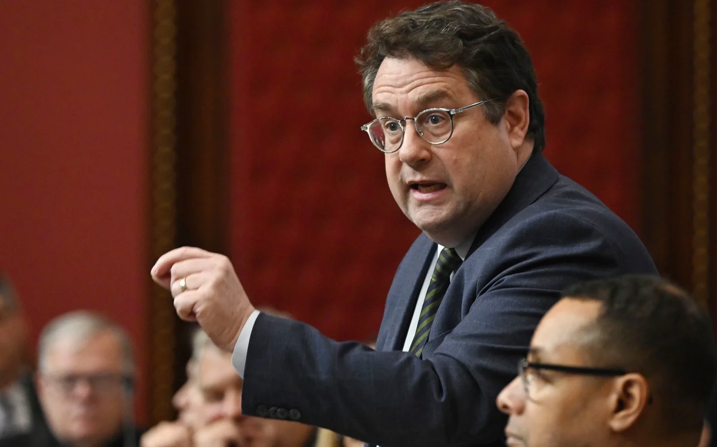 Drainville inflexible sur les signes religieux et le visage découvert dans les écoles