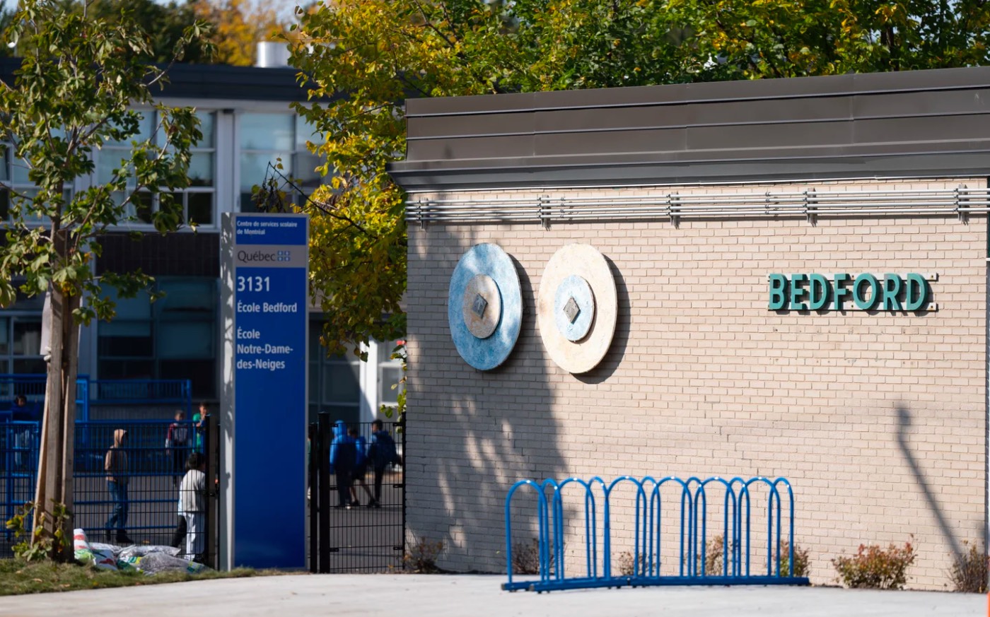 Les 11 enseignants suspendus pourraient être payés encore longtemps