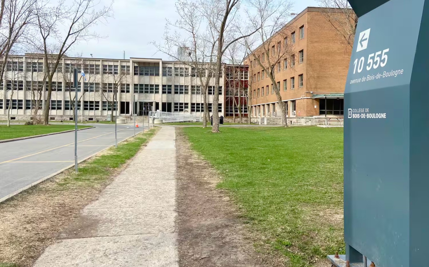 Musulmanes antivoile, vous êtes racistes!Les étudiants du Collège de Bois-de-Boulogne en grève pour un local adapté à la prièreMusulmanes antivoile, vous êtes racistes!